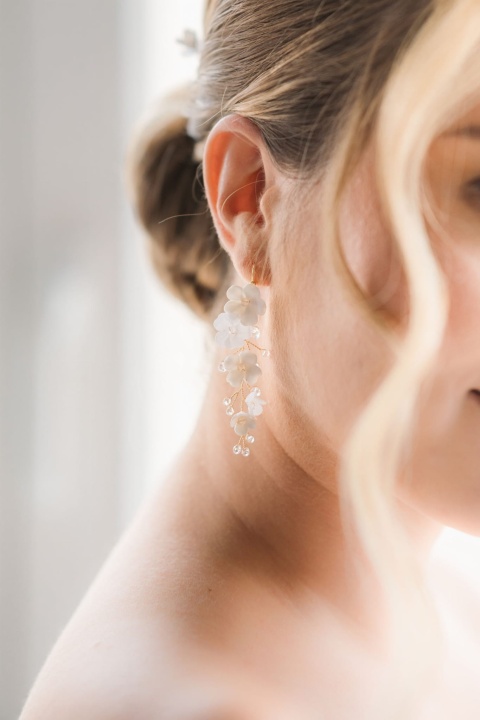 złote kolczyki ślubne białe i jedwabne kwiaty