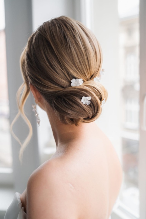 wsuwki do włosów z białymi kwiatkami