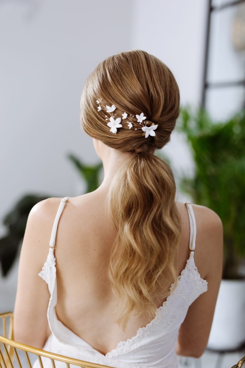 kucyk ślubny z kwiatami