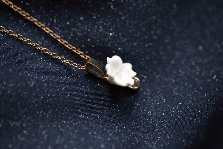 biały kwiatek naszyjnik ślubny