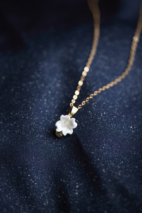 biały kwiatek naszyjnik ślubny