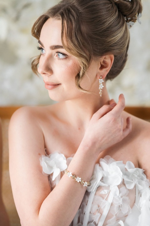 złota bransoletka ślubna z białymi kwiatami glamour