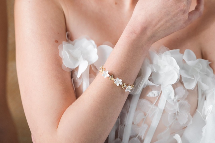 złota bransoletka ślubna z białymi kwiatami glamour