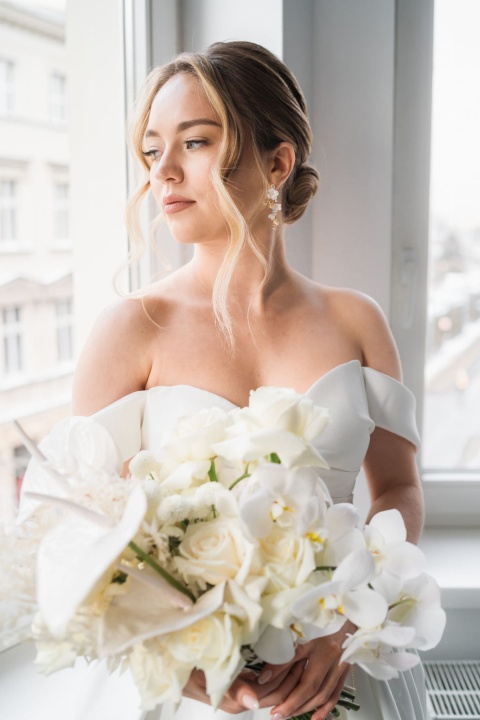 wiszące kolczyki ślubne z kwiatami i listkami romantyczne