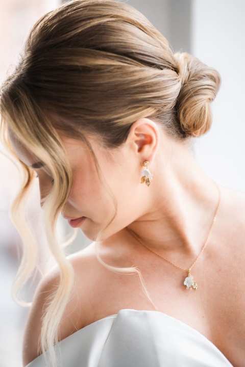 krótkie kolczyki z kwiatkami i listkami