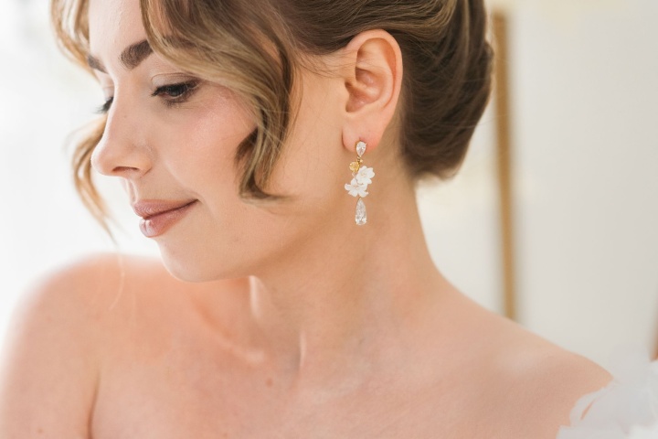 niezwykłe kolczyki ślubne handmade z kwiatkami i cyrkoniami