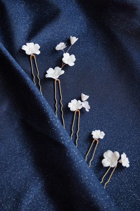 wsuwki do włosów ślubne z białymi kwiatami