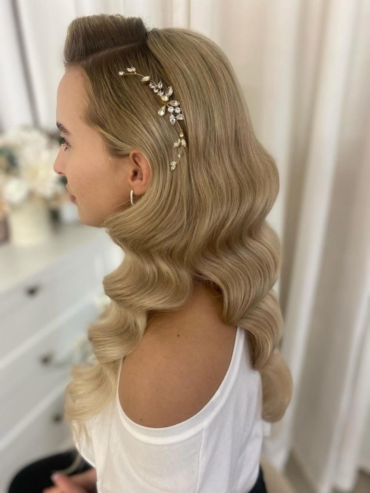 Fryzura i zdjęcie: Kamila Białas - www.instagram.com/kamila.bialas.hairstylist Katowice Fryzjer ślubny