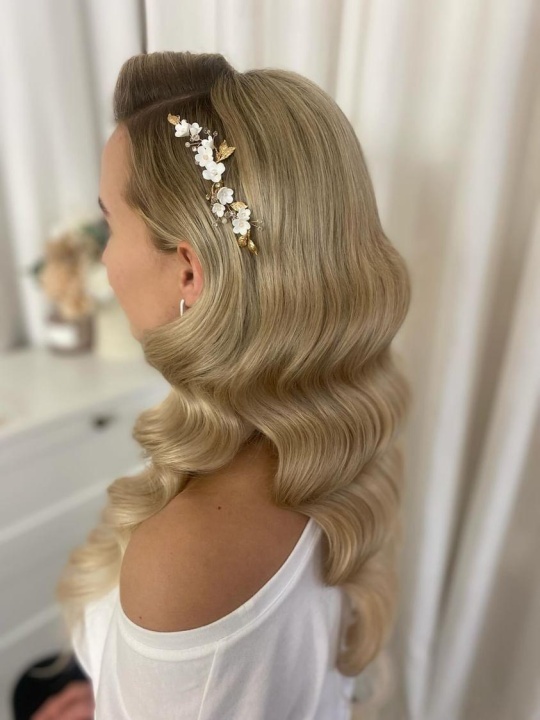 Fryzura i zdjęcie: Kamila Białas - www.instagram.com/kamila.bialas.hairstylist Katowice Fryzjer ślubny
