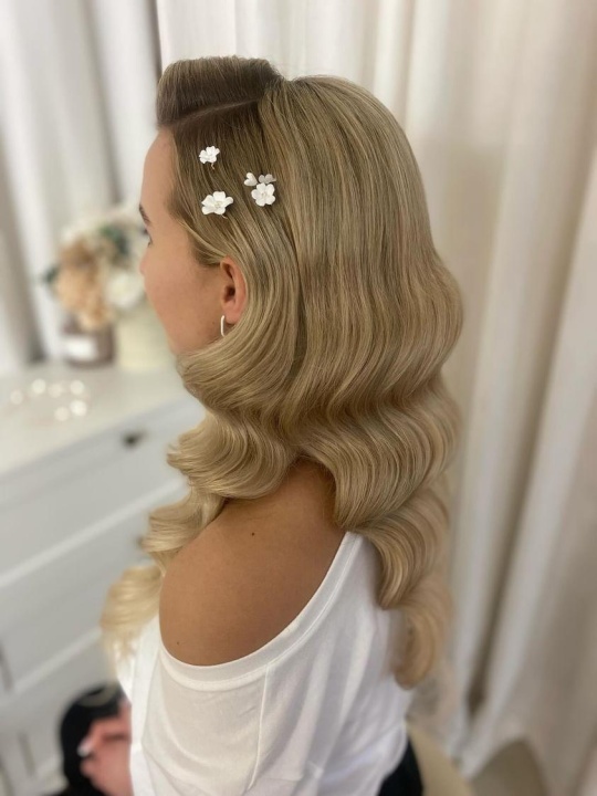 Fryzura i zdjęcie: Kamila Białas - www.instagram.com/kamila.bialas.hairstylist Katowice Fryzjer ślubny