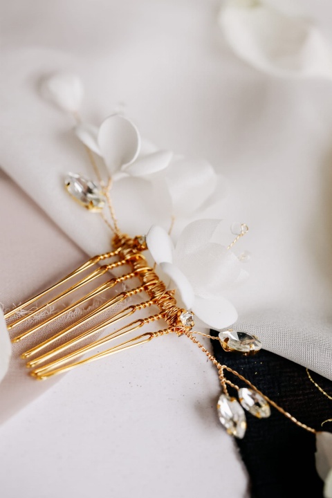 delikatny grzebyk ślubny z kwiatami