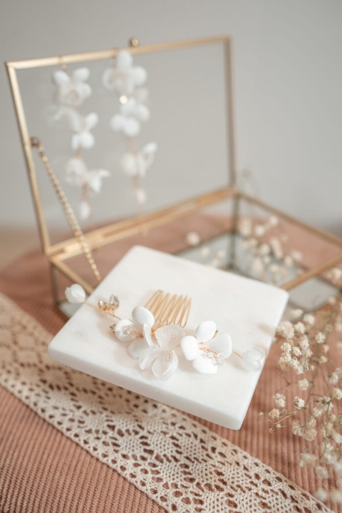 delikatny grzebyk ślubny z kwiatami