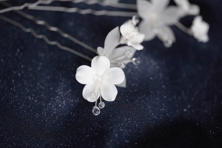 kwiatowe wsuwki do włosów ślubne