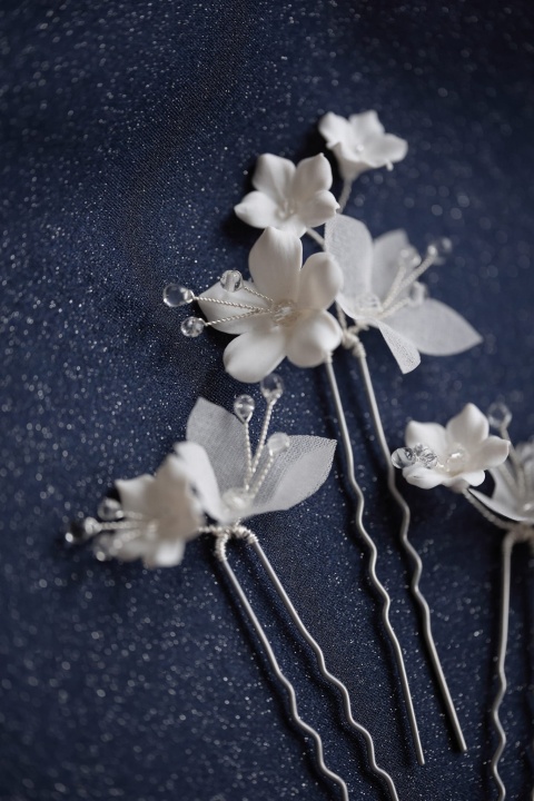 kwiatowe wsuwki do włosów ślubne