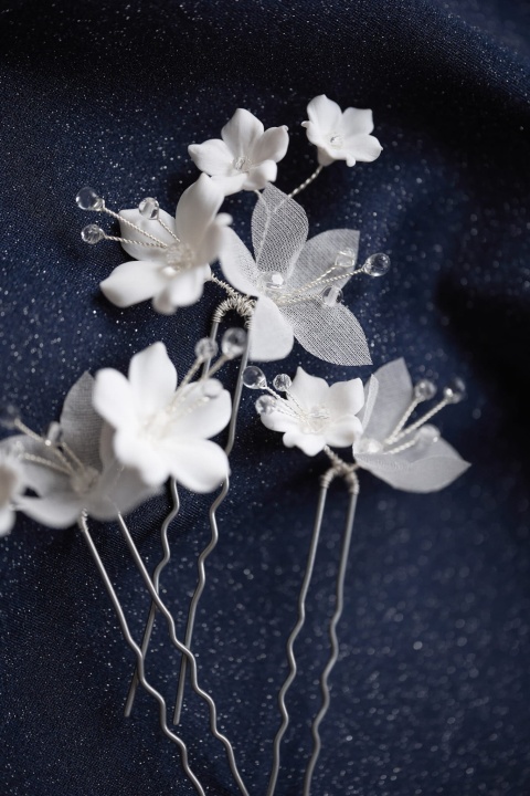 kwiatowe wsuwki do włosów ślubne