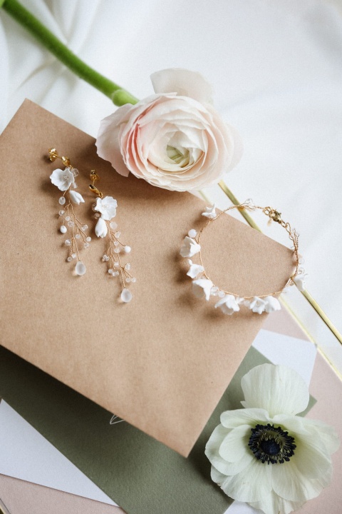 bransoletka ślubna z kwiatkami i kyształkami