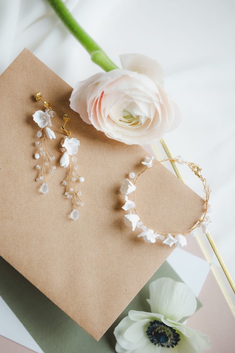 bransoletka ślubna z kwiatkami i kyształkami