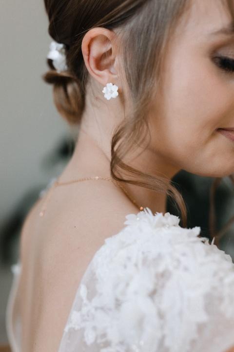 kolczyki sztyfty ślubne z kwiatkami