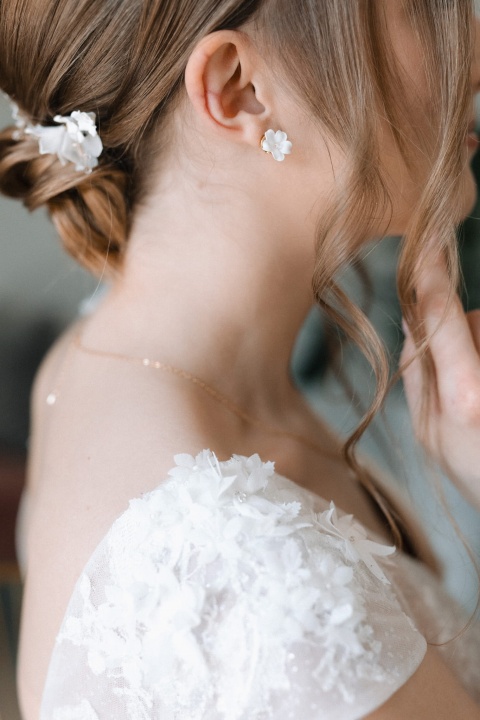 kolczyki sztyfty ślubne z kwiatkami