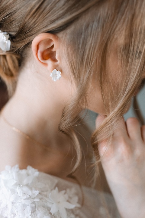 kolczyki sztyfty ślubne z kwiatkami