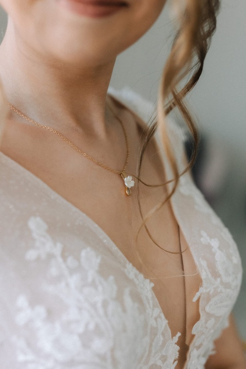 naszyjnik ślubny z subtelnym kwiatkiem i cyrkonią
