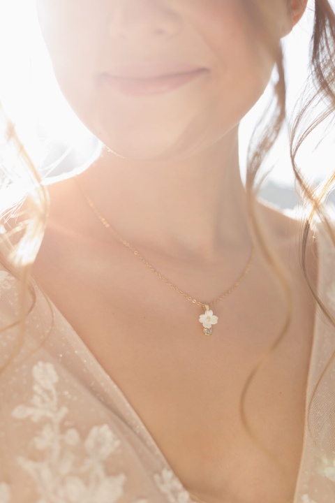 naszyjnik ślubny z subtelnym kwiatkiem i cyrkonią