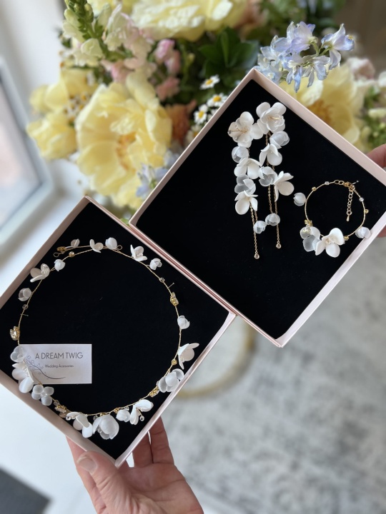 biżuteria ślubna z kwiatami