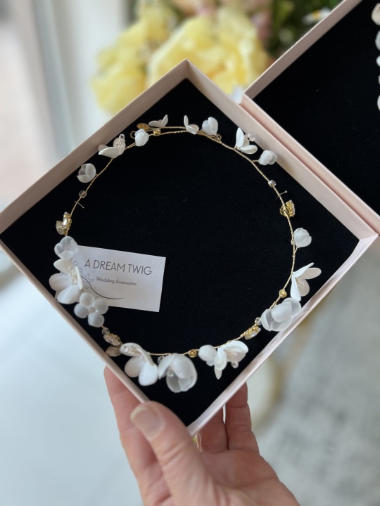 złota opaska do włosów