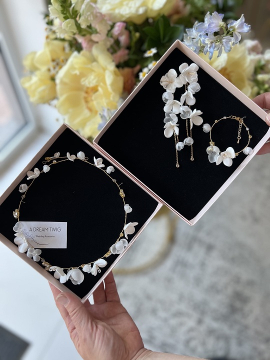 biżuteria ślubna z kwiatami