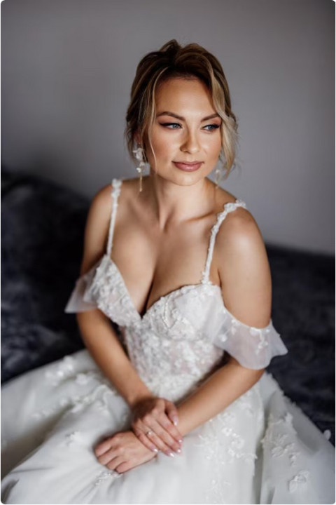 kolczyki ślubne z białymi kwiatami złote