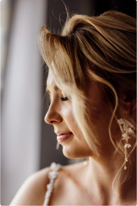 kolczyki ślubne z białymi kwiatami złote