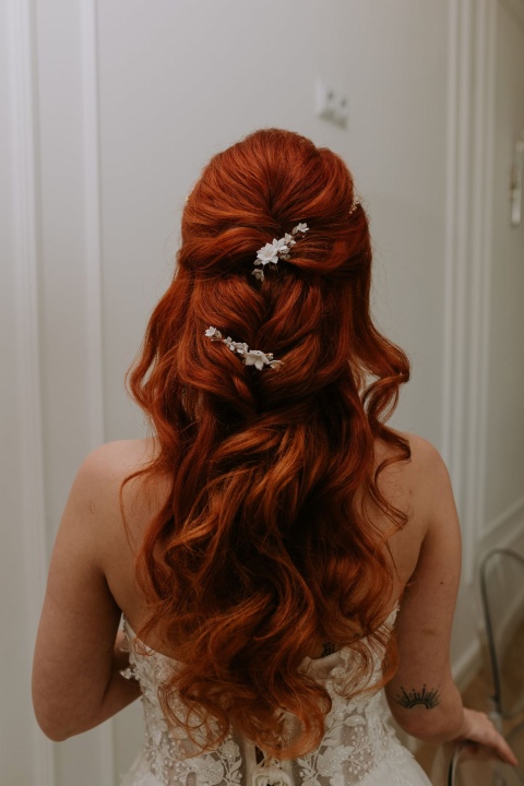 wsuwki do włosów ślubne z białymi kwiatami i cyrkoniami