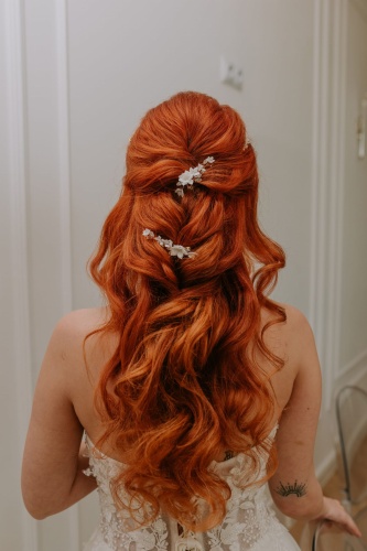 wsuwki do włosów ślubne z białymi kwiatami i cyrkoniami