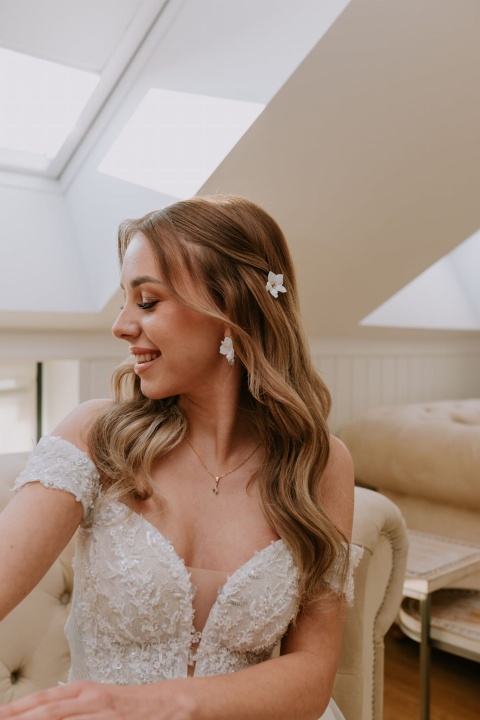 delikatne wsuwki do włosów ślubne