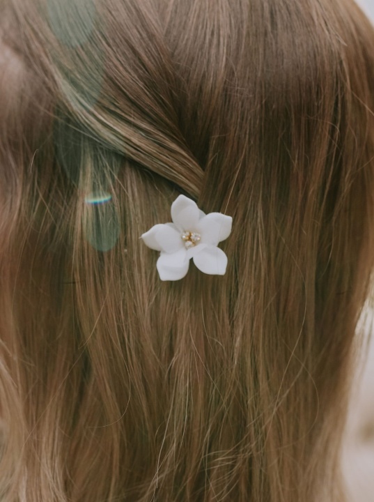 delikatne wsuwki do włosów ślubne