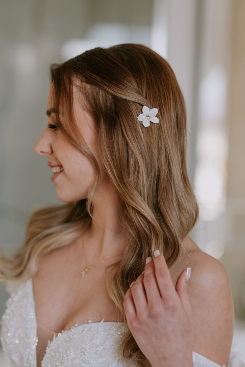 delikatne wsuwki do włosów ślubne złote