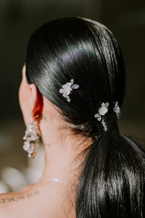 wsuwki do włosów ślubne z jedwabnymi kwiatami SREBRNE