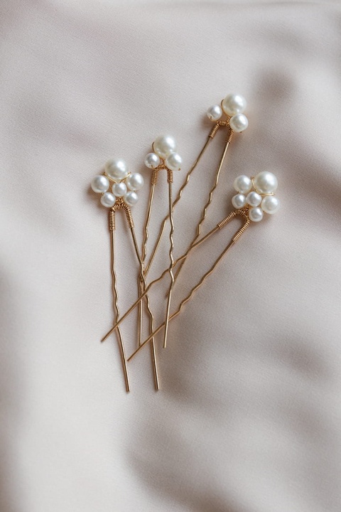 złote wsuwki do włosów z perłami