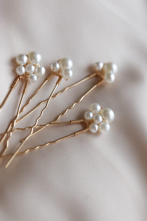 złote wsuwki do włosów z perłami