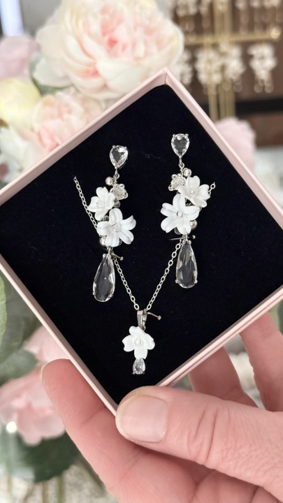 srebrne kolczyki z kryształkami i kwiatkami