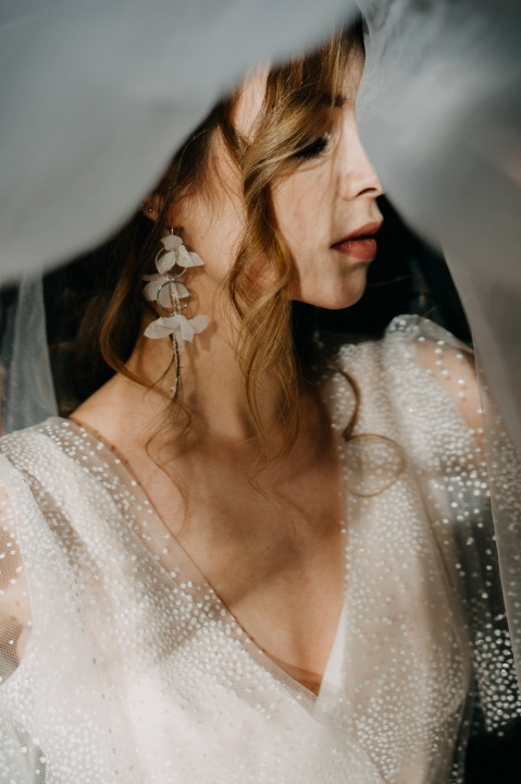 srebrne kolczyki ślubne boho z jedwabnymi kwiatami