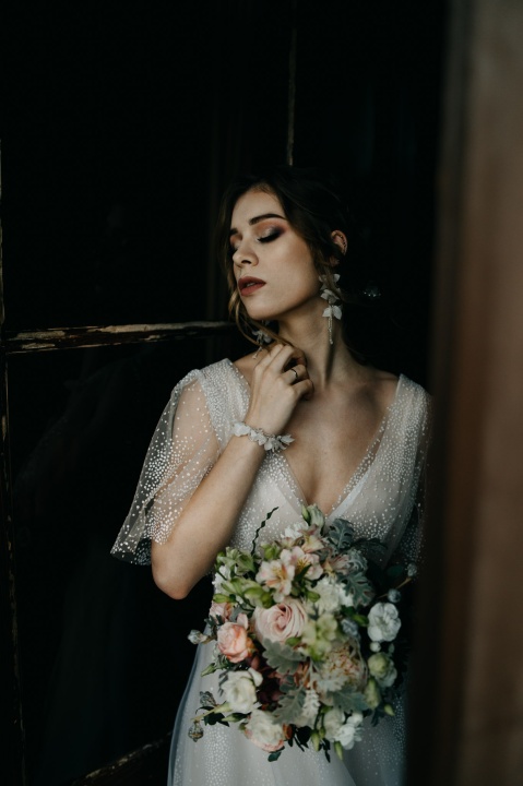 srebrne kolczyki ślubne boho z jedwabnymi kwiatami