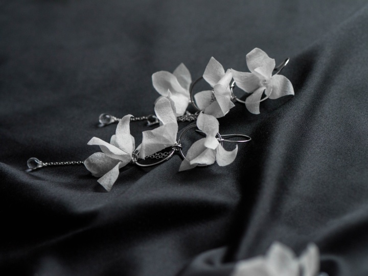 srebrne kolczyki ślubne boho z jedwabnymi kwiatami