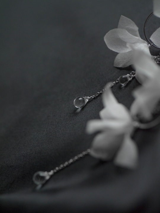 srebrne kolczyki ślubne boho z jedwabnymi kwiatami