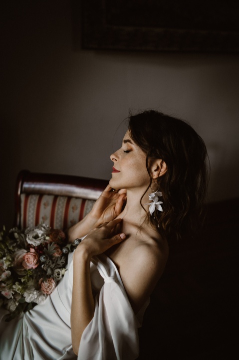 kolczyki ślubne z kwiatami