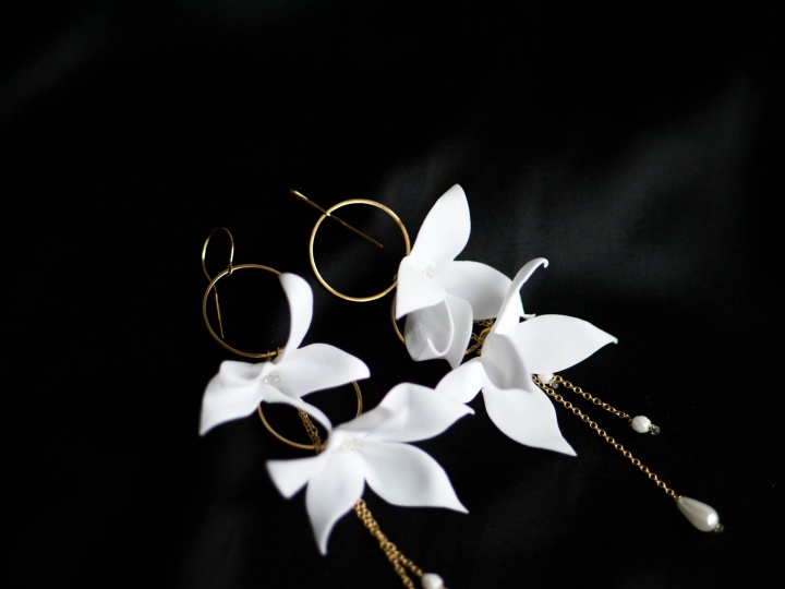 długie kolczyki ślubne z kwiatami