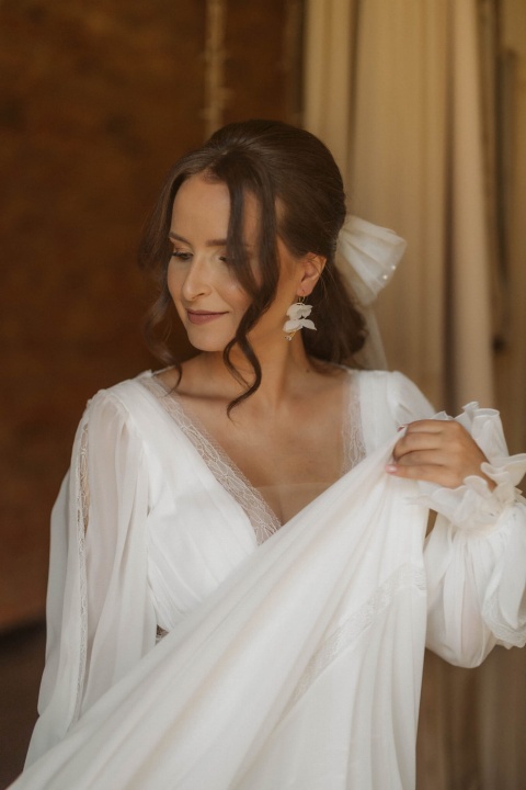 złote kolczyki z jedwabnymi kwiatami na ślub