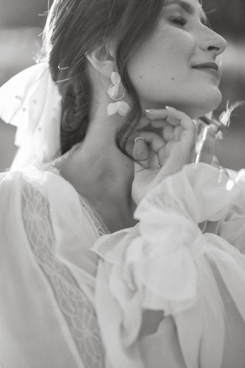 złote kolczyki z jedwabnymi kwiatami na ślub