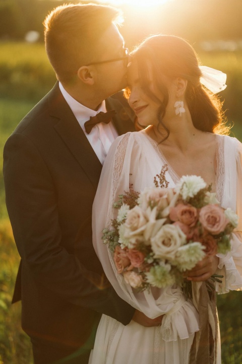 złote kolczyki z jedwabnymi kwiatami na ślub