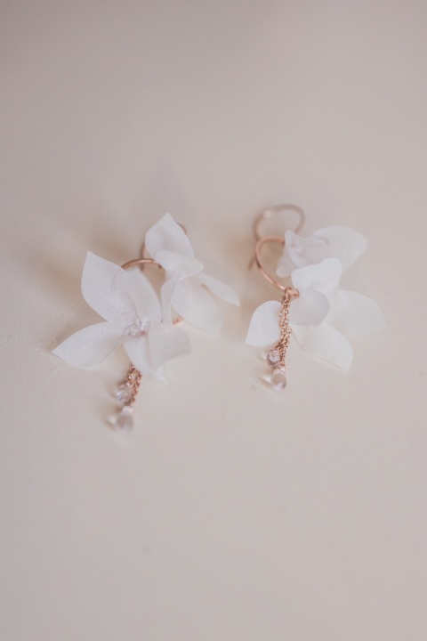 krótkie kolczyki ślubne z jedwabnymi kwiatami różowe złoto